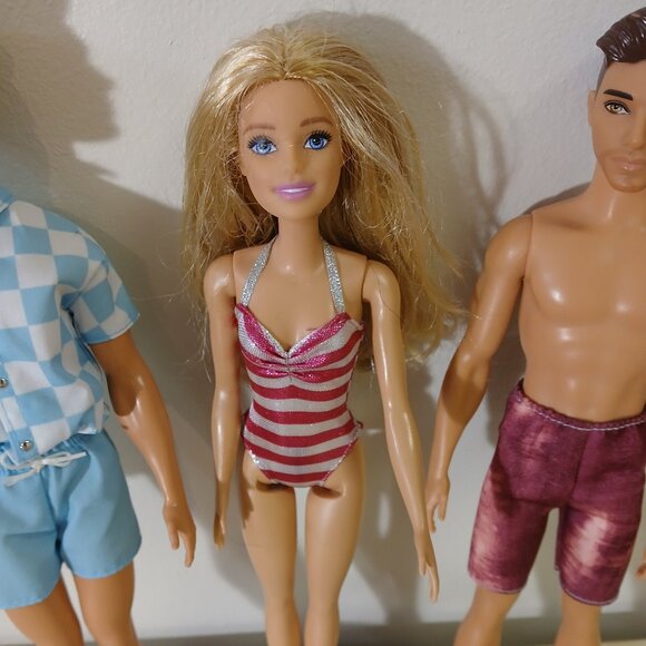 Set of 3 Barbies with pool/hot tub and extra swim trunks - Picture 6 of 8